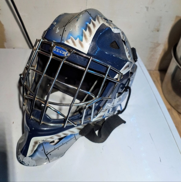 Toronto Maple Leafs goalie mask - Picture 2 of 4
